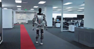Copertina di L’inquietante video del robot della Tesla che cammina in un ufficio vuoto: i progressi del nuovo androide di Elon Musk