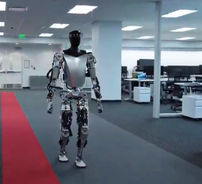L’inquietante video del robot della Tesla che cammina in un ufficio vuoto: i progressi del nuovo androide di Elon Musk