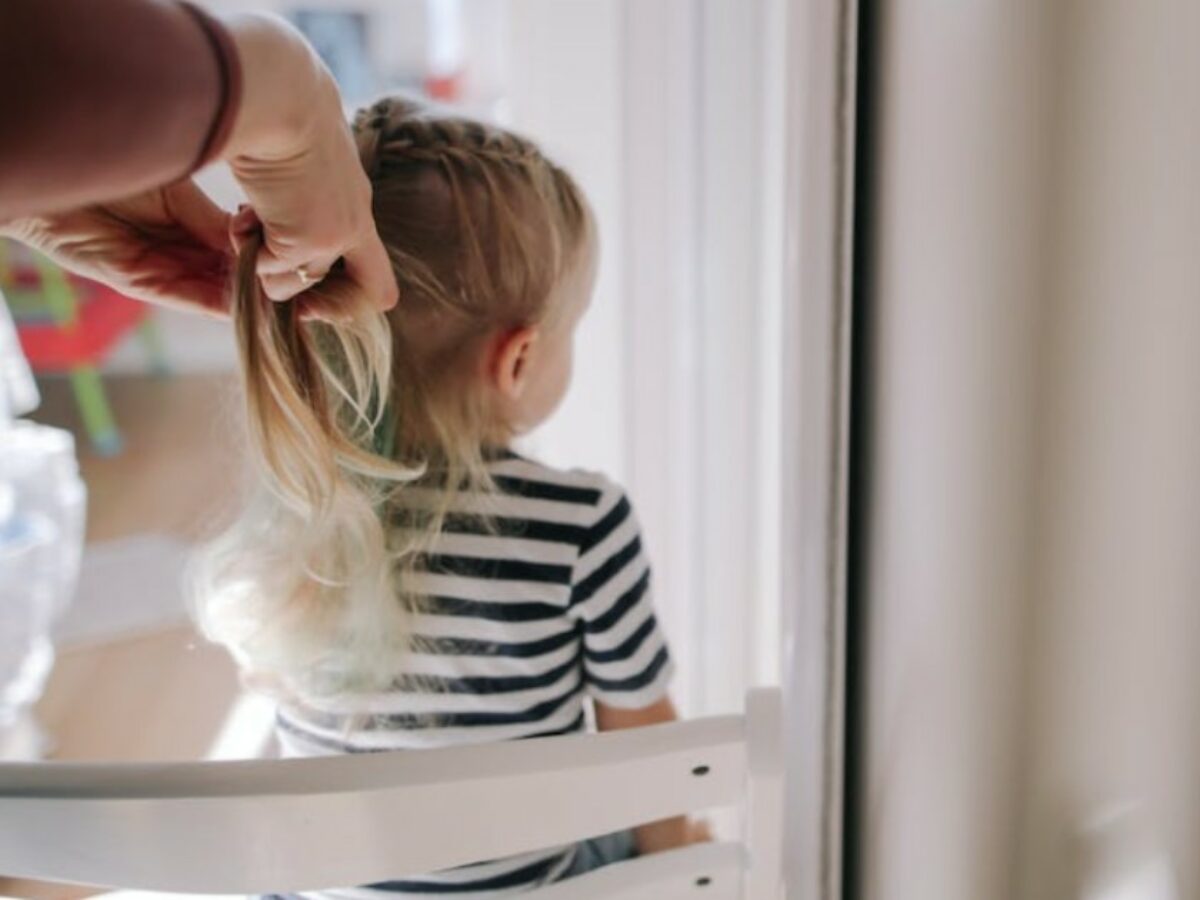 “Sono furiosa con mia suocera, ho scoperto come mai mia figlia ha paura ad indossare i pantaloncini”: lo sfogo di una mamma su Reddit