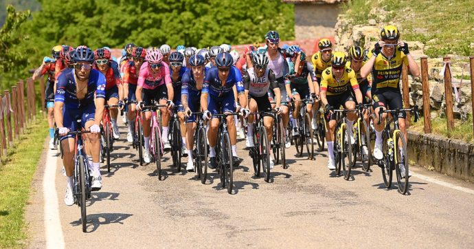 Giro d’Italia 2023, regna l’attendismo: per ora solo fughe e sbadigli. Le Alpi ultima speranza