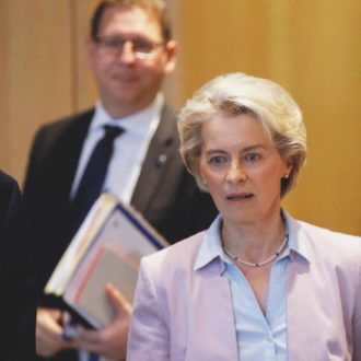 Copertina di Pnrr: la lite con la Ue blocca la terza rata, la 4ª slitta a fine anno