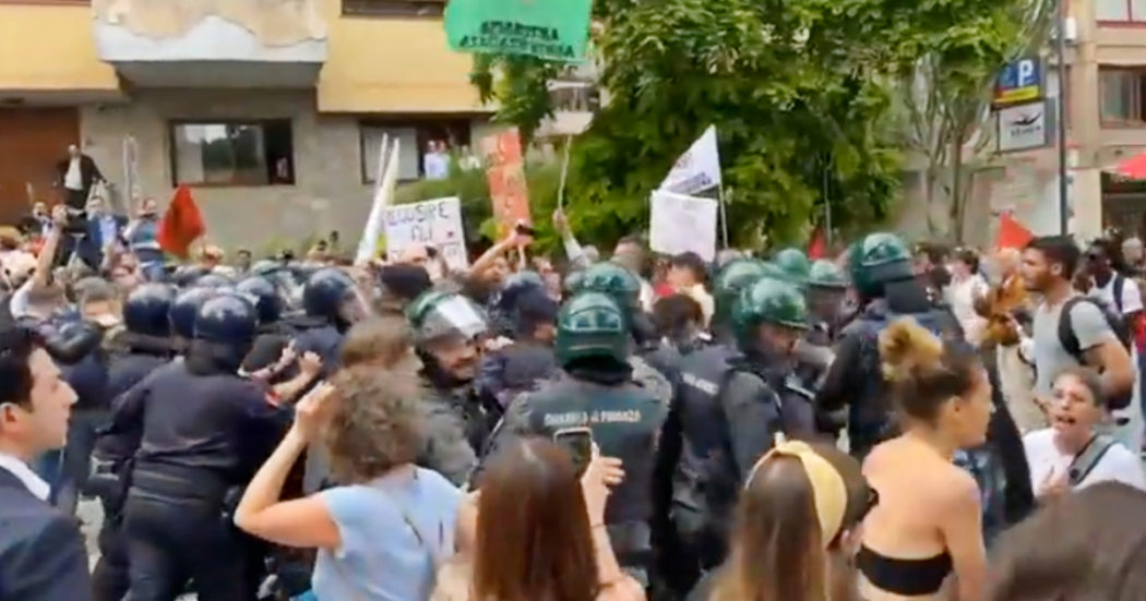 “Fuori la mafia dallo Stato”. Le forze dell’ordine tentano di limitare l’arrivo all’albero Falcone del corteo di studenti e sindacati: attimi di tensione