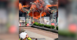 Copertina di Pauroso incendio al centro commerciale Le Vele di Desenzano del Garda: le fiamme devastano un deposito