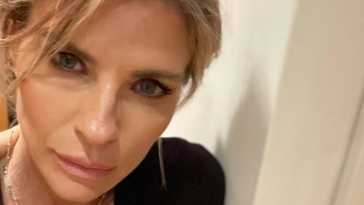 “Con la menopausa non bastano la camminata o lo yoga. Bisogna andare in palestra e allenare i muscoli con i pesi.  Da 10 anni mi occupo della mia longevità”: parla Martina Colombari
