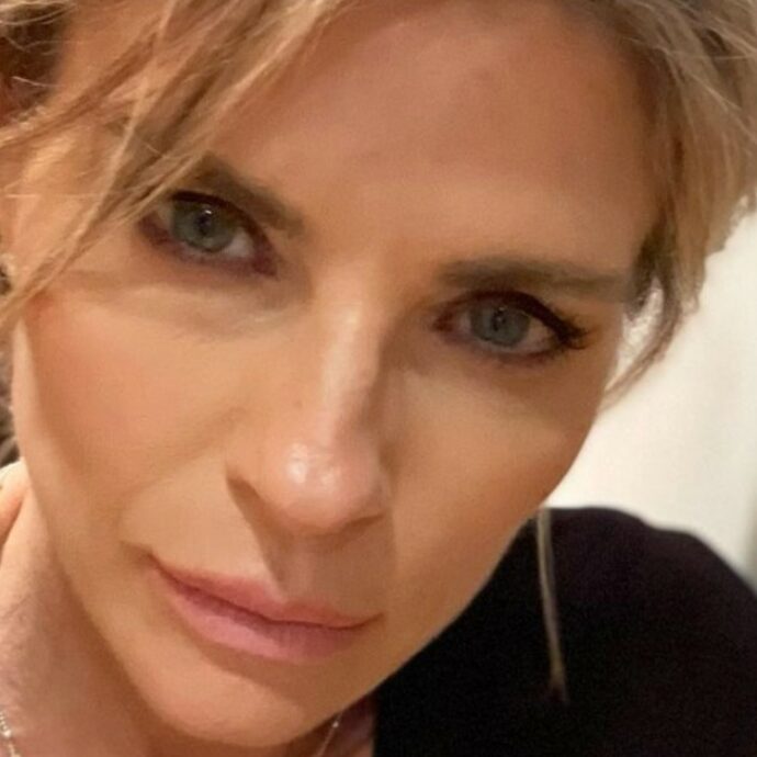 “Con la menopausa non bastano la camminata o lo yoga. Bisogna andare in palestra e allenare i muscoli con i pesi.  Da 10 anni mi occupo della mia longevità”: parla Martina Colombari