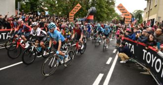 Copertina di Giro d’Italia, accende un fumogeno e poi prende a schiaffi uno spettatore: denunciato 34enne