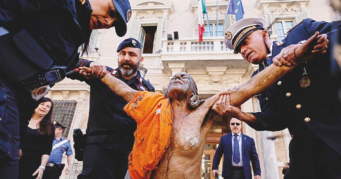 Ultima Generazione, nuovo blitz al Senato (cosparsi di fango)