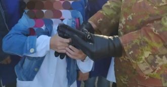 Copertina di “Bambini che provano armi vere e studenti in visita nelle basi da guerra”: l’appello contro la militarizzazione delle scuole