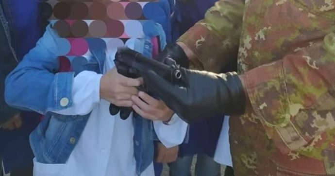 “Bambini che provano armi vere e studenti in visita nelle basi da guerra”: l’appello contro la militarizzazione delle scuole