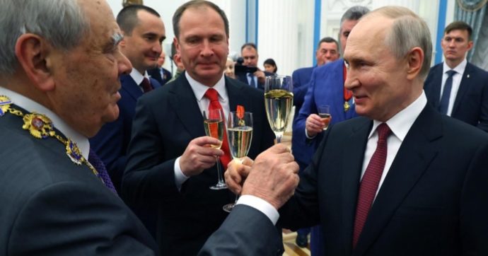 Putin: “La Russia sta attraversando tempi difficili. Non abbiamo iniziato noi la guerra”. Prolungato di tre mesi l’arresto di Gershkovich