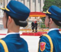 Copertina di La Cina ora ci prova: “colomba” negli Usa. Ma fa affari con Putin