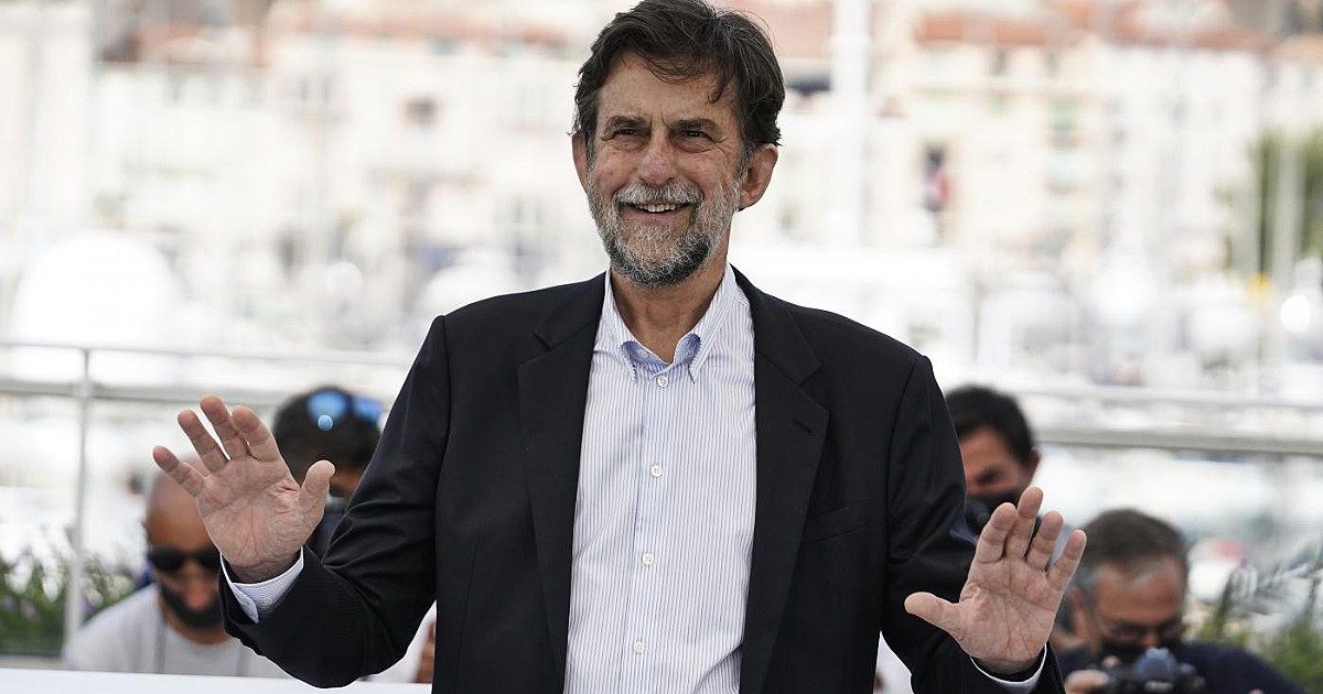 Nanni Moretti, il messaggio “in ginocchio” al produttore Procacci per integrare quattro volte la scena della parata finale del Sol dell’Avvenire