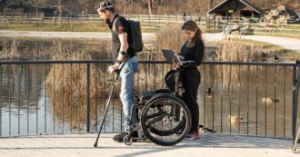 Copertina di Paralizzato da 11 anni cammina grazie a ponte digitale tra cervello e midollo, lo studio del Politecnico di Losanna