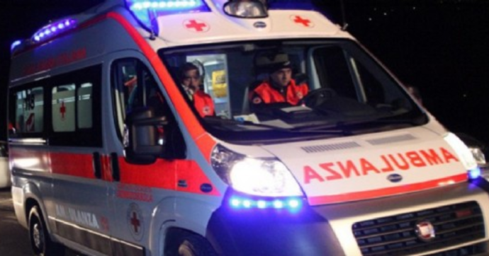 Auto contro un muretto: morto un ragazzo di 19 anni e ferita una 16enne nel Foggiano