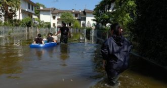 Copertina di Conselice, il paese ancora sott’acqua dopo una settimana. E alcune famiglie tornano nelle proprie case allagate: “Abbiamo paura dei ladri”