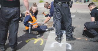 Copertina di Germania, attivisti di Ultima Generazione trattati da criminali: pure i Verdi li accusano