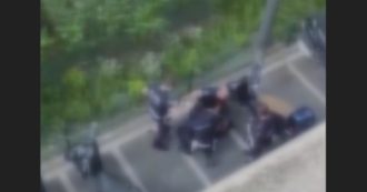 Copertina di Milano, trans  bloccata e picchiata. Gli agenti della municipale: “Stava scappando”