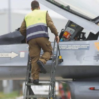 Copertina di Jet F-16 per l’Ucraina, Berlino prepara addestramento e pezzi. Nato: “Armare Kiev”