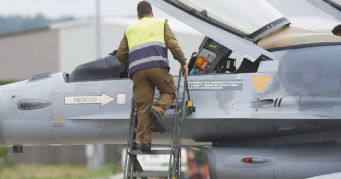Copertina di Jet F-16 per l’Ucraina, Berlino prepara addestramento e pezzi. Nato: “Armare Kiev”