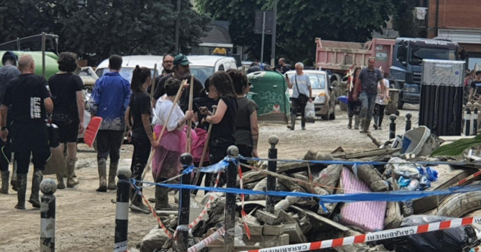 Alluvione Emilia-Romagna, la Regione: “I danni ammonteranno a oltre 7 miliardi”. L’alert per le acque contaminate dai reflui della fogna