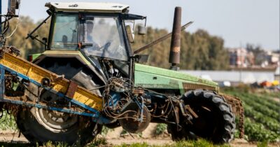 Copertina di Travolto da un trattore mentre lavorava nei campi: morto operaio di 47 anni ad Arezzo