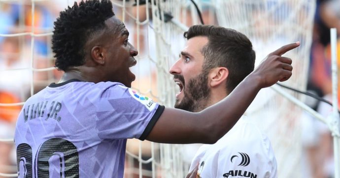 Vinicius come Lukaku, anche la Liga spagnola toglie la squalifica al calciatore vittima di razzismo - Il Fatto Quotidiano