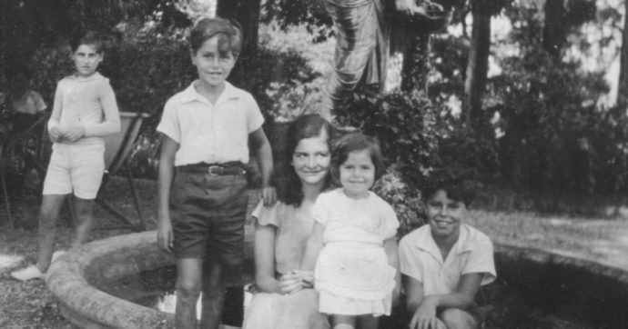 Don Milani “mai visto”, un libro raccoglie 200 foto (anche inedite) del Priore di Barbiana: dall’infanzia all’ingresso in seminario