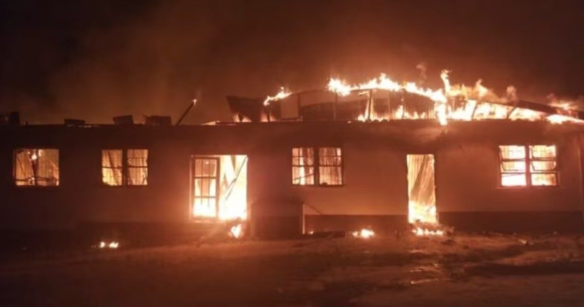 14enne appicca per vendetta un incendio nel dormitorio della scuola: 20 ragazzine muoiono nel sonno intrappolate tra le fiamme
