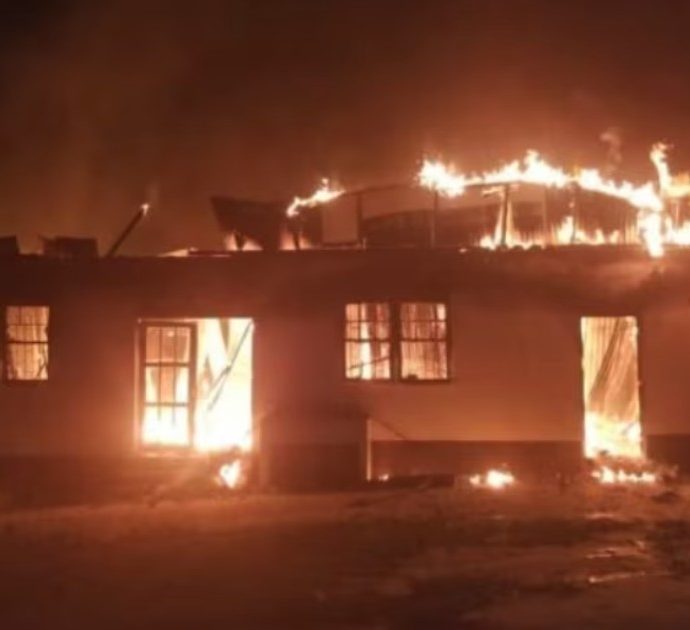 14enne appicca per vendetta un incendio nel dormitorio della scuola: 20 ragazzine muoiono nel sonno intrappolate tra le fiamme