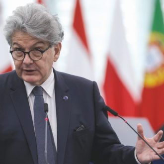 Copertina di L’appello pacifista: “Stop ai fondi Pnrr per le munizioni”