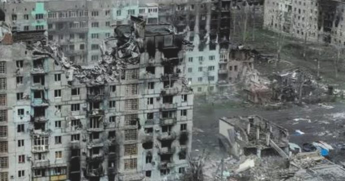 Copertina di Ucraina, “Bakhmut è peggio di Stalingrado. Ora non c’è più vita”