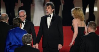 Copertina di Cannes 2023, Nanni Moretti balla sul red carpet con gli attori del suo film sulle note di Battiato: è la scena più bella del Festival
