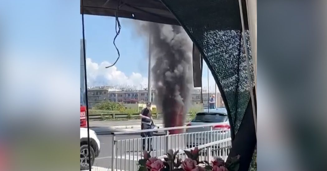 Roma, fiamme e fumo da un tombino in via Tiburtina per l’incendio di alcuni cavi interrati: le immagini