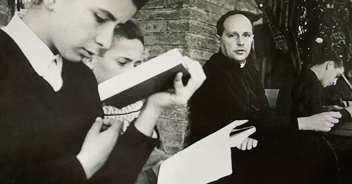 Cent’anni di don Milani, il profeta che parla del mondo di oggi: “Pace, poveri sfruttati, studenti ‘liberati’ dai voti: vi racconto la sua lezione”