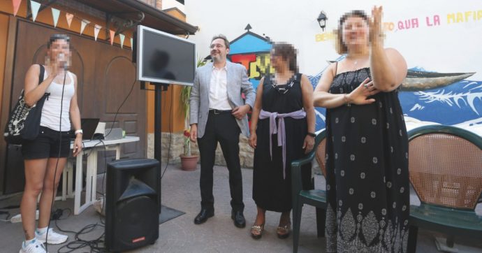 Sindaco denuncia: “Figlia del boss apre bar”. I cittadini: “Te meglio che pensi alle buche”