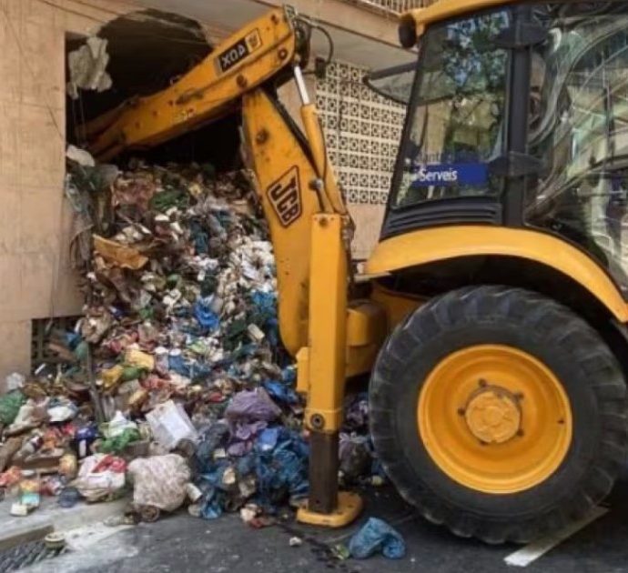 Sepolto vivo dalla spazzatura che ha accumulato in casa sua: Vigili del Fuoco intervengono con una scavatrice per salvargli la vita – VIDEO