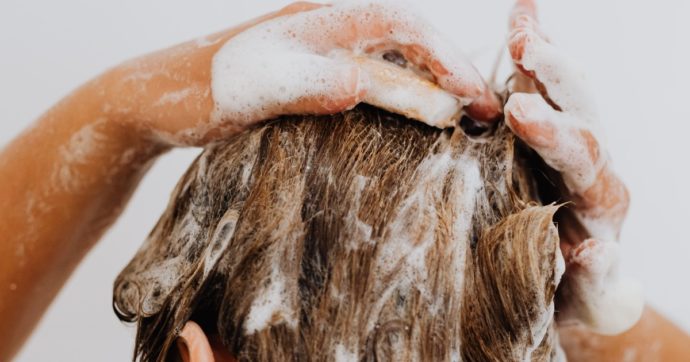 “Oltre 5mila tonnellate di sostanze chimiche dannose finiscono ogni anno in shampoo, detersivi e altri prodotti quotidiani”. Ecco la lista completa