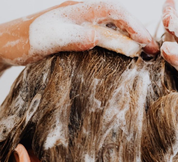 “Oltre 5mila tonnellate di sostanze chimiche dannose finiscono ogni anno in shampoo, detersivi e altri prodotti quotidiani”. Ecco la lista completa
