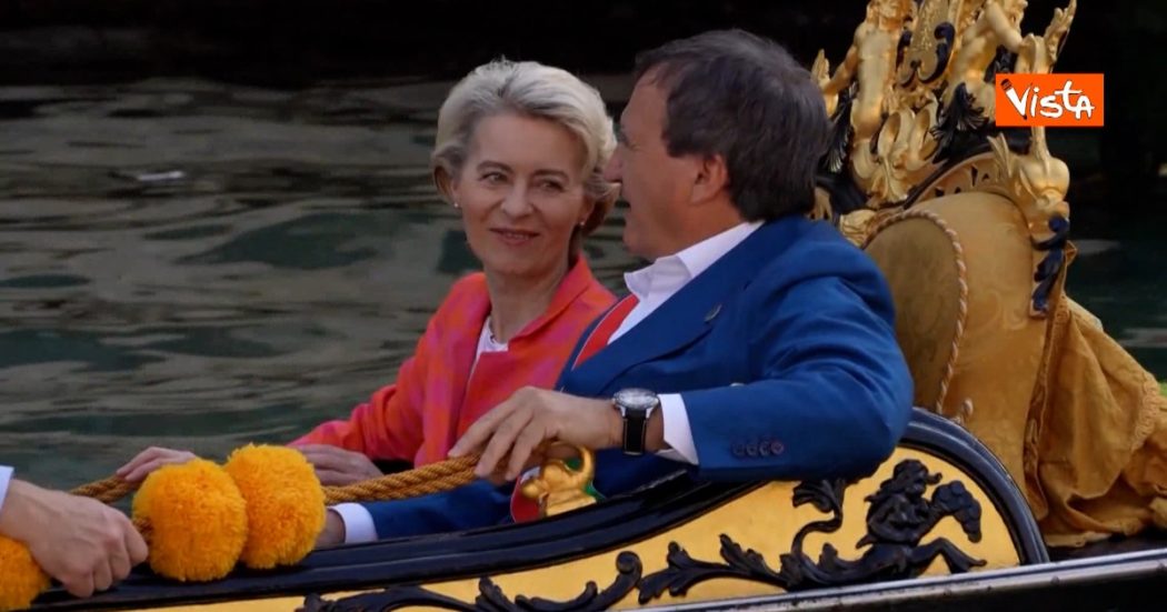 Von der Leyen gira in gondola a Venezia con il sindaco Brugnaro: le immagini
