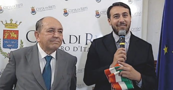 Copertina di Rieti, il sindaco “sgridato” dalla moglie su Fb ora investe 500 mila euro in esperti social