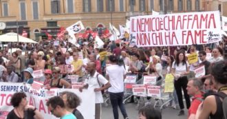 Copertina di Roma, manifestazione a difesa del Reddito di cittadinanza: “Governo se la prende coi poveri al posto di prendersela con chi li sfrutta”