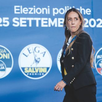 Copertina di Arianna Meloni si è presa FdI: nomine, liste e tesseramenti