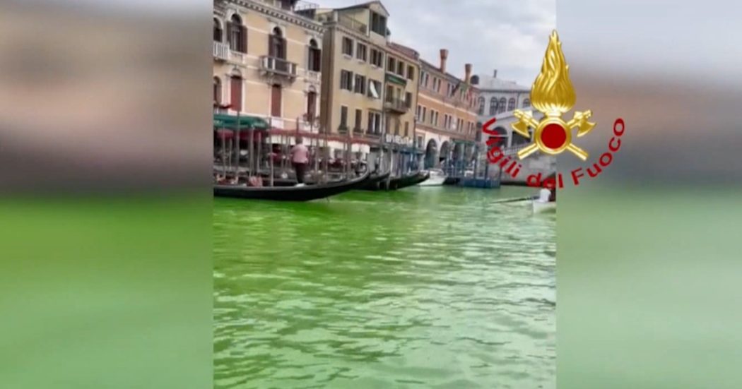 Chiazza verde nel Canal Grande di Venezia: “Potrebbe trattarsi di un tracciante”. Ecco le immagini dei vigili del fuoco