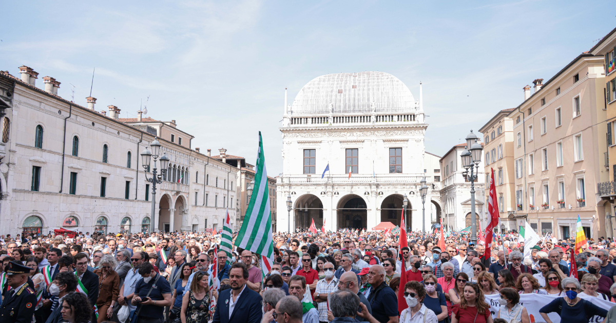 Strage piazza Loggia, Mattarella: “Il Paese ha un debito verso Brescia”. La Russa: “Pagina buia della nostra storia”. Celebrazione in città