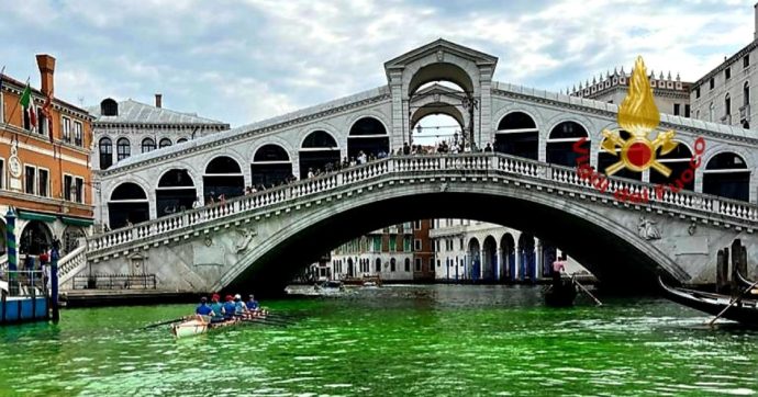 Venezia si sveglia in verde: le acque del Canal Grande sono color smeraldo. Probabilmente è un tracciante