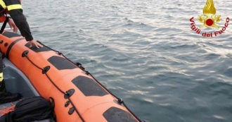 Copertina di Barca a vela con 25 a bordo si ribalta sul Lago Maggiore: un morto e tre dispersi