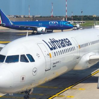 Copertina di Meloni fa felice Berlino: Ita svenduta a Lufthansa