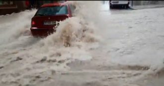 Copertina di Clima, alluvione in Spagna. La strada si trasforma in un fiume e l’automobile viene spazzata via dall’impeto dell’acqua