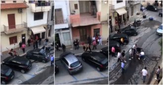 Copertina di Tentano la rapina in una tabaccheria poi danneggiano due auto: il pestaggio della folla prima dell’arresto dei due malviventi (video)