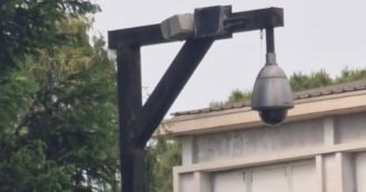 Copertina di Quartapelle (Pd): “Telecamera su una forca all’ambasciata dell’Iran, intimidazione”. La replica: “Bugie”. Il palo è lì da oltre 10 anni
